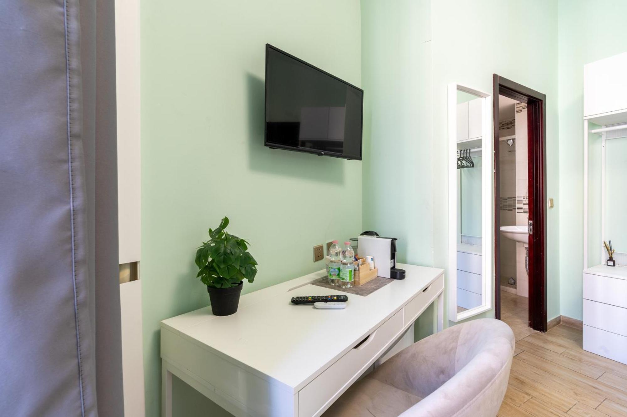 Leoni Di Giada - Close To Station 3* Rome